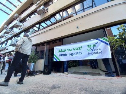 Desde antes de las 7 de la mañana de este miércoles, integrantes de la Red UV por la Legalidad se apersonaron el la Rectoría de la UV para manifestarse nuevamente en contra de la #prórroga del Rector Martin Aguilar en el cargo, fuera de los estatutos de la máxima casa de estudios de los veracruzanos.