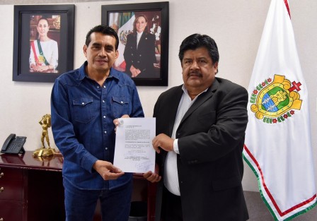 El presidente de la Junta de Coordinación Política (Jucopo) de la LXVII Legislatura, diputado Esteban Bautista Hernández, entregó al comunicador Silverio Quevedo Elox el nombramiento que lo acredita como titular de la Coordinación de Comunicación Social del Congreso del Estado de Veracruz.