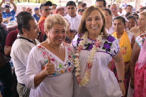 La gobernadora Rocío Nahle García encabezó la entrega de apoyos a más de 250 productoras y productores de maíz, quienes recibieron la variedad criolla mejorada Tuxpeño Hojero Chapingo para incrementar el rendimiento de sus cosechas y fortalecer la seguridad alimentaria, para reducir la importación