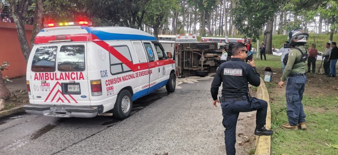 Dos personas resultaron con golpes tras la volcadura de una camioneta en la avenida Xalapa. Paramédicos brindaron atención en el lugar.
