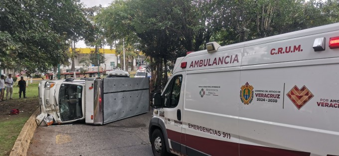 Dos personas resultaron con golpes tras la volcadura de una camioneta en la avenida Xalapa. Paramédicos brindaron atención en el lugar.
