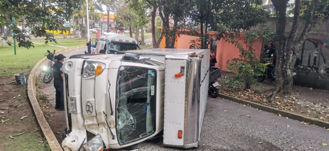 Dos personas resultaron con golpes tras la volcadura de una camioneta en la avenida Xalapa. Paramédicos brindaron atención en el lugar.
