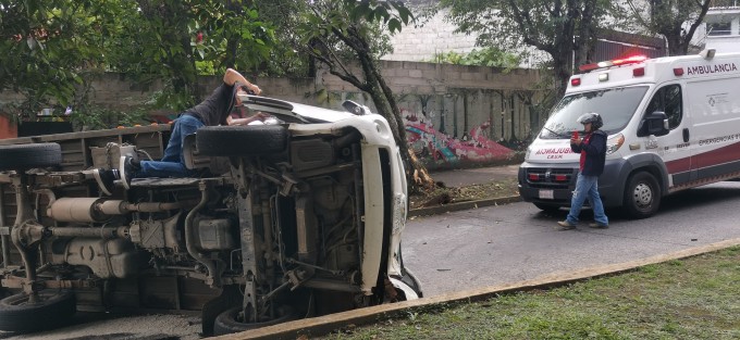 Dos personas resultaron con golpes tras la volcadura de una camioneta en la avenida Xalapa. Paramédicos brindaron atención en el lugar.
