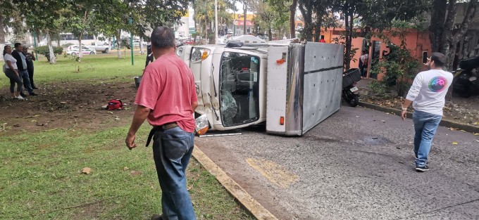 Dos personas resultaron con golpes tras la volcadura de una camioneta en la avenida Xalapa. Paramédicos brindaron atención en el lugar.
