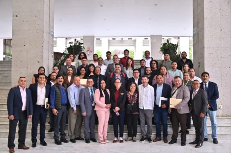 El Congreso de Veracruz vincula a las organizaciones pro-migrantes con el Gobierno del Estado, a fin de hacer efectivas las iniciativas y acciones que redunden en progreso para los connacionales y sus familias. Este día, en el Palacio Legislativo se llevó a cabo el foro Perspectivas y retos de la comunidad veracruzana migrante en Estados Unidos de Norteamérica, con la participación de autoridades, activistas, representantes, especialistas, académicos, promotores y personas migrantes.