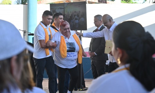 


El secretario de Gobierno, Ricardo Ahued Bardahuil, después de trece años, encabezó la ceremonia oficial ofreció una disculpa pública por los ocho policías de Úrsulo Galván que siguen desaparecidos y sin justicia.
Al evento acudieron familiares de los uniformados, así como colectivos de personas desaparecidas.
