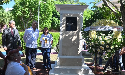 


El secretario de Gobierno, Ricardo Ahued Bardahuil, después de trece años, encabezó la ceremonia oficial ofreció una disculpa pública por los ocho policías de Úrsulo Galván que siguen desaparecidos y sin justicia.
Al evento acudieron familiares de los uniformados, así como colectivos de personas desaparecidas.
