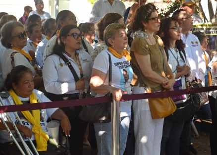 


El secretario de Gobierno, Ricardo Ahued Bardahuil, después de trece años, encabezó la ceremonia oficial ofreció una disculpa pública por los ocho policías de Úrsulo Galván que siguen desaparecidos y sin justicia.
Al evento acudieron familiares de los uniformados, así como colectivos de personas desaparecidas.
