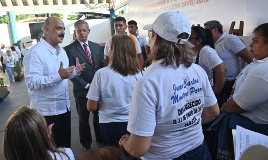 


El secretario de Gobierno, Ricardo Ahued Bardahuil, después de trece años, encabezó la ceremonia oficial ofreció una disculpa pública por los ocho policías de Úrsulo Galván que siguen desaparecidos y sin justicia.
Al evento acudieron familiares de los uniformados, así como colectivos de personas desaparecidas.
