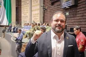 El diputado federal por el Partido del Trabajo, Adrián González Naveda presentará la iniciativa de “Ley de Desarrollo Sustentable de la Cafeticultura” que pretende, además de garantizar un precio justo, proteger a las familias que se dedican a este cultivo al tiempo en que se logre elevar la calidad de la producción, mejorar las condiciones competencia nacional e internacional y contribuir a la soberanía alimentaria del país.