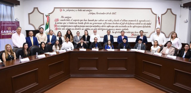 Cabildo juvenil de Xalapa, ejemplo de democracia participativa
Su labor enriquecerá el trabajo en favor de la ciudadanía, afirma el alcalde Alberto Islas
