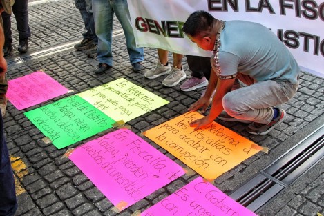Ciudadanos bloquearon por algunos minutos la calle de Enríquez, ya que señalan que en la Fiscalía de Xalapa se pierden pruebas documentales. Además, exigieron una reforma a las fiscalías para acabar con la corrupción y denunciaron que la integración de las carpetas de investigación puede tardar años
