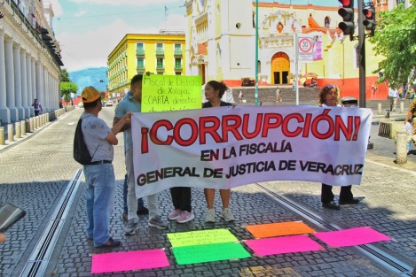 Ciudadanos bloquearon por algunos minutos la calle de Enríquez, ya que señalan que en la Fiscalía de Xalapa se pierden pruebas documentales. Además, exigieron una reforma a las fiscalías para acabar con la corrupción y denunciaron que la integración de las carpetas de investigación puede tardar años