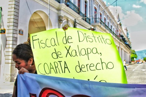 Ciudadanos bloquearon por algunos minutos la calle de Enríquez, ya que señalan que en la Fiscalía de Xalapa se pierden pruebas documentales. Además, exigieron una reforma a las fiscalías para acabar con la corrupción y denunciaron que la integración de las carpetas de investigación puede tardar años