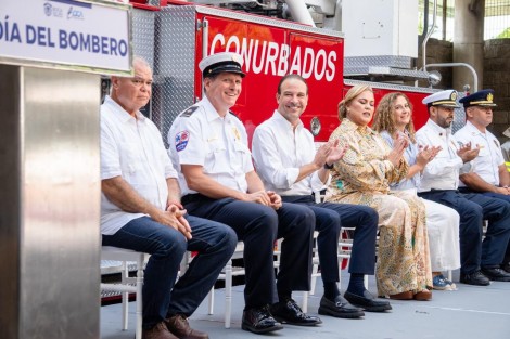 En el marco del Día del Bombero, el alcalde de Boca del Río, Juan Manuel Unánue Abascal, destacó y reconoció la ardua labor preventiva y de atención en casos de urgencia que realizan diariamente estos héroes al servicio de la ciudadanía.

