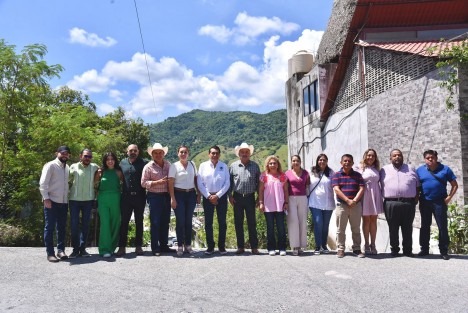 En el Congreso, atención a todos los munícipes sin distinción de colores: Esteban Bautista
En su visita a Coyutla, se reúne el diputado con presidentas y presidentes municipales electos y en funciones de la región del Totonacapan.
 
