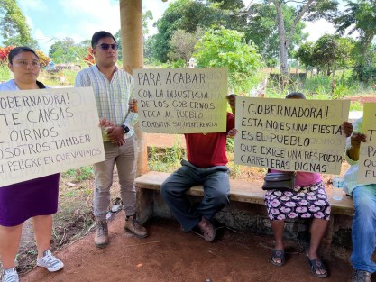
En una primera manifestación pacífica, este sábado 23 de agosto, habitantes de la localidad de Los Mangos perteneciente al municipio de Hueyapan de Ocampo, exigieron al gobierno federal y del estado, la rehabilitación de la carretera federal 180, específicamente el tramo que comprende de Acayucan hasta el municipio de Catemaco
