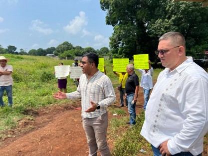 
En una primera manifestación pacífica, este sábado 23 de agosto, habitantes de la localidad de Los Mangos perteneciente al municipio de Hueyapan de Ocampo, exigieron al gobierno federal y del estado, la rehabilitación de la carretera federal 180, específicamente el tramo que comprende de Acayucan hasta el municipio de Catemaco

