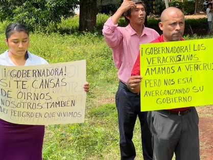 
En una primera manifestación pacífica, este sábado 23 de agosto, habitantes de la localidad de Los Mangos perteneciente al municipio de Hueyapan de Ocampo, exigieron al gobierno federal y del estado, la rehabilitación de la carretera federal 180, específicamente el tramo que comprende de Acayucan hasta el municipio de Catemaco
