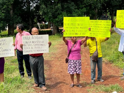 
En una primera manifestación pacífica, este sábado 23 de agosto, habitantes de la localidad de Los Mangos perteneciente al municipio de Hueyapan de Ocampo, exigieron al gobierno federal y del estado, la rehabilitación de la carretera federal 180, específicamente el tramo que comprende de Acayucan hasta el municipio de Catemaco
