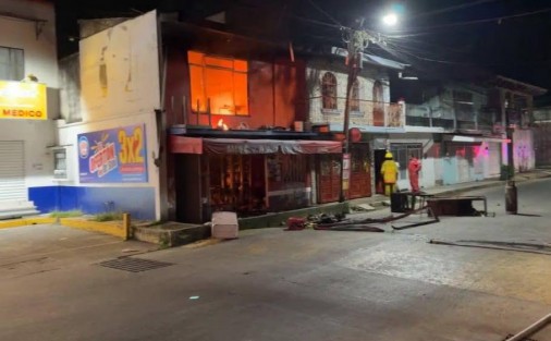 Un muerto, un incendio, una volcadura y una riña lo ocurrido durante la madrugada.