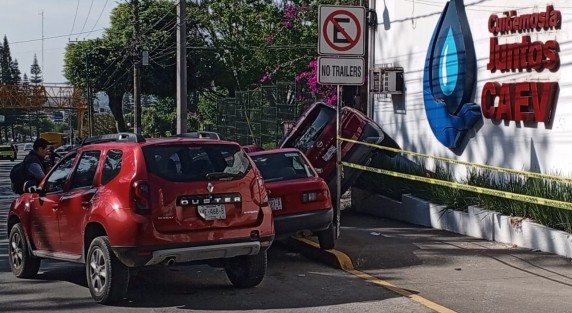 Accidente múltiple en Lázaro Cárdenas, frente a la CAEV. Una X-Trail impactó a tres autos (Duster, Tsuru y Chevy). No hubo lesionados; paramédicos valoraron a los conductores.