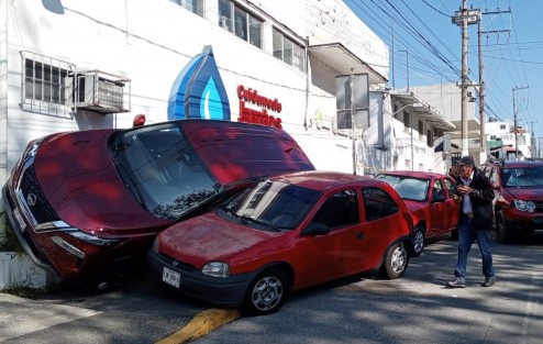 Accidente múltiple en Lázaro Cárdenas, frente a la CAEV. Una X-Trail impactó a tres autos (Duster, Tsuru y Chevy). No hubo lesionados; paramédicos valoraron a los conductores.