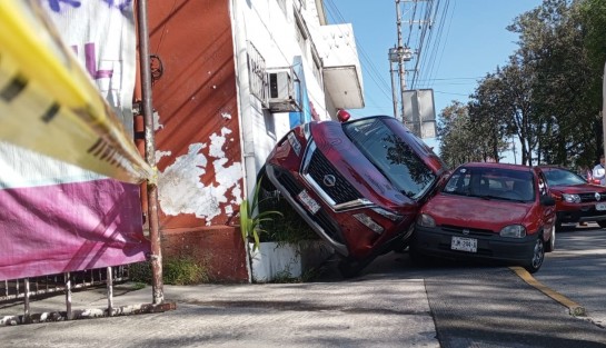 Accidente múltiple en Lázaro Cárdenas, frente a la CAEV. Una X-Trail impactó a tres autos (Duster, Tsuru y Chevy). No hubo lesionados; paramédicos valoraron a los conductores.