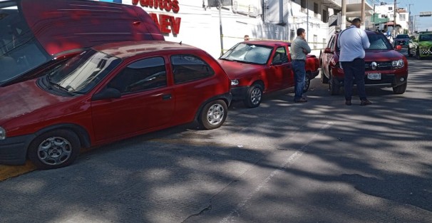 Accidente múltiple en Lázaro Cárdenas, frente a la CAEV. Una X-Trail impactó a tres autos (Duster, Tsuru y Chevy). No hubo lesionados; paramédicos valoraron a los conductores.