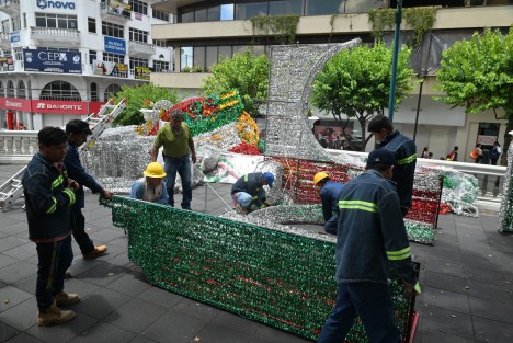 Personal del ayuntamiento de Xalapa ya coloca los adornos patrios en el parque Juárez con motivo de los festejos de septiembre.