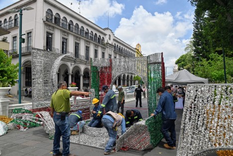 Personal del ayuntamiento de Xalapa ya coloca los adornos patrios en el parque Juárez con motivo de los festejos de septiembre.