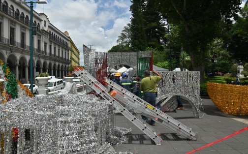Personal del ayuntamiento de Xalapa ya coloca los adornos patrios en el parque Juárez con motivo de los festejos de septiembre.