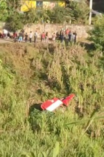 La mañana de este lunes se registró un aparatoso accidente en la comunidad de San Martín, cuando una camioneta Nissan roja perdió el control, salió de la carretera y terminó en el fondo de un cañal, a una profundidad aproximada de 20 metros.