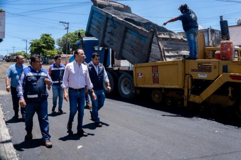 
El alcalde de Boca del Río, Juan Manuel Unánue Abascal, informó que continúan los trabajos para la mejora de la infraestructura vial en colonias y fraccionamientos del municipio, cumpliendo así con el compromiso de brindar calles seguras y funcionales a los ciudadanos.
