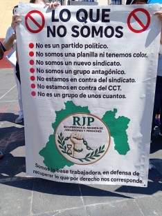 Decenas de trabajadores del Instituto Mexicano del Seguro Social (IMSS), provenientes de distintas Unidades de Medicina Familiar, realizaron una marcha la mañana de este lunes en la ciudad de Xalapa para exigir el regreso del antiguo régimen de jubilaciones y pensiones, el cual aseguran les fue retirado a partir del año 2004