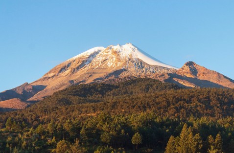 La presidenta Claudia Sheinbaum Pardo enfatizó que la principal medida para mitigar el deshielo del glaciar Jamapa, ubicado en el Pico de Orizaba, “es reforestar”.

