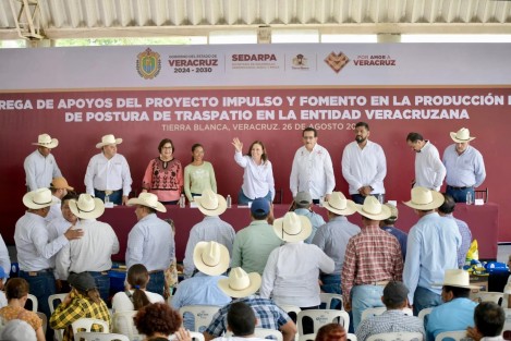La gobernadora Rocío Nahle García encabezó el arranque del proyecto Impulso y fomento en la producción de aves de postura de traspatio, con la entrega de módulos avícolas en beneficio de 325 productoras y productores de la región, dentro de una cobertura estatal a 5 mil 100 familias.