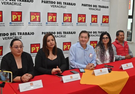 para el PT no es peccata minuta hacer un llamado al director de Tránsito Municipal para que se ponga a trabajar. El día de ayer sucedió un accidente frente a las oficinas de la CAEV (Comisión de Aguas del Estado de Veracruz) ocasionado por vehículos estacionados frente a este edificio; la lateral de esta rúa tan transitada es ocupada por personal de la CAEV, el cual también invade la intersección de la calle 16 de septiembre y Lázaro Cárdenas.