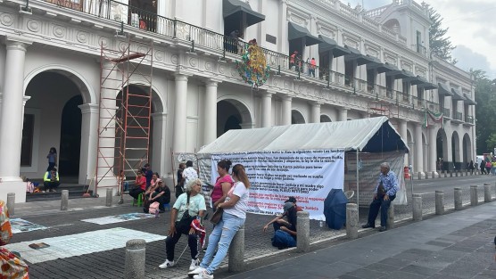 Gabriel Romero Reyes, bloqueó la Avenida Juan de la Luz Enríquez, en el centro de Xalapa, para exigir a las autoridades competentes se resuelva un caso de presunto despojo ocurrido hace 43 años de un predio del cual ya hay resolución de las autoridades competentes en su contra.
