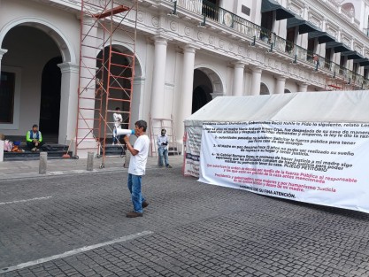 Gabriel Romero Reyes, bloqueó la Avenida Juan de la Luz Enríquez, en el centro de Xalapa, para exigir a las autoridades competentes se resuelva un caso de presunto despojo ocurrido hace 43 años de un predio del cual ya hay resolución de las autoridades competentes en su contra.
