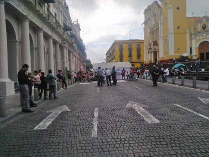 Gabriel Romero Reyes, bloqueó la Avenida Juan de la Luz Enríquez, en el centro de Xalapa, para exigir a las autoridades competentes se resuelva un caso de presunto despojo ocurrido hace 43 años de un predio del cual ya hay resolución de las autoridades competentes en su contra.
