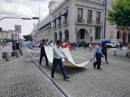 Gabriel Romero Reyes, bloqueó la Avenida Juan de la Luz Enríquez, en el centro de Xalapa, para exigir a las autoridades competentes se resuelva un caso de presunto despojo ocurrido hace 43 años de un predio del cual ya hay resolución de las autoridades competentes en su contra.
