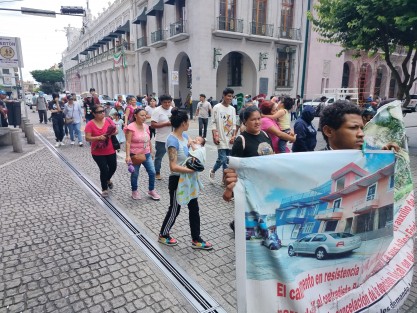 Gabriel Romero Reyes, bloqueó la Avenida Juan de la Luz Enríquez, en el centro de Xalapa, para exigir a las autoridades competentes se resuelva un caso de presunto despojo ocurrido hace 43 años de un predio del cual ya hay resolución de las autoridades competentes en su contra.

