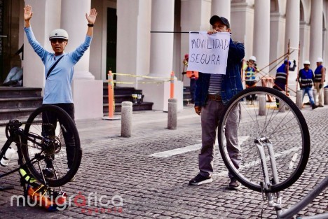 Ciclistas independientes bloquean la calle Enrriquez solicitando justicia tras el atropellamiento de un ciclista por parte de una unidad del IPAX en la avenida Lazaro Cárdenas, así mismo hacen un llamado a las autoridades para tener una movilidad segura en la ciudad  así como educación vial.