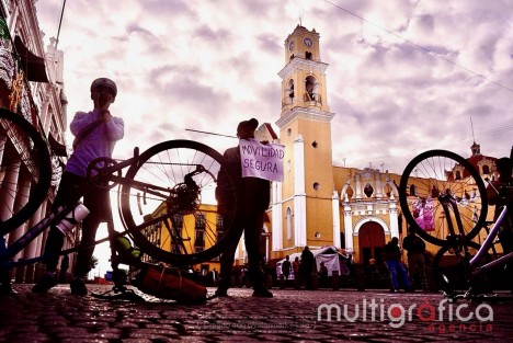Ciclistas independientes bloquean la calle Enrriquez solicitando justicia tras el atropellamiento de un ciclista por parte de una unidad del IPAX en la avenida Lazaro Cárdenas, así mismo hacen un llamado a las autoridades para tener una movilidad segura en la ciudad  así como educación vial.