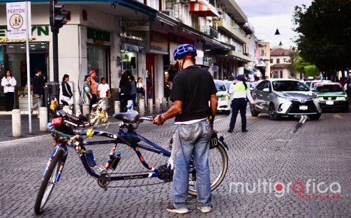 Ciclistas independientes bloquean la calle Enrriquez solicitando justicia tras el atropellamiento de un ciclista por parte de una unidad del IPAX en la avenida Lazaro Cárdenas, así mismo hacen un llamado a las autoridades para tener una movilidad segura en la ciudad  así como educación vial.