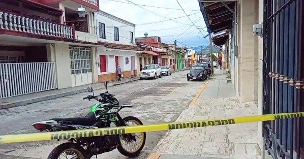 La mañana de este miércoles se registró un ataque armado en la calle Primera de Juárez, en pleno centro de Coatepec. Un hombre de 31 años resultó herido por arma de fuego y fue trasladado al Hospital Civil, donde permanece bajo atención médica. Hasta el momento, su estado de salud se reporta como delicado.