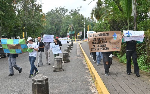 Se manifestaron Integrantes de la Red UV y por la Legalidad, así como exrectores de la Universidad Veracruzana (UV), este miércoles 27 de agosto con lonas y pancartas para bloquear el acceso a la institución, en protesta por la gestión del rector Martín Aguilar Sánchez.