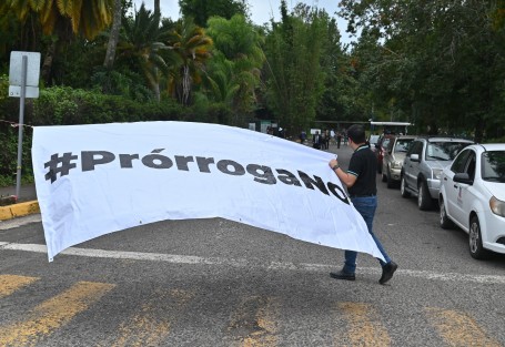 Se manifestaron Integrantes de la Red UV y por la Legalidad, así como ex rectores de la Universidad Veracruzana (UV), este miércoles 27 de agosto con lonas y pancartas para bloquear el acceso a la institución, en protesta por la gestión del rector Martín Aguilar Sánchez.