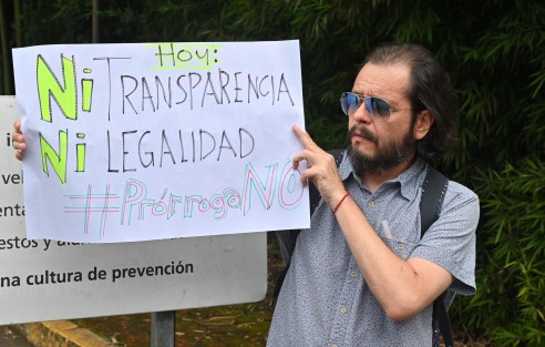 Se manifestaron Integrantes de la Red UV y por la Legalidad, así como ex rectores de la Universidad Veracruzana (UV), este miércoles 27 de agosto con lonas y pancartas para bloquear el acceso a la institución, en protesta por la gestión del rector Martín Aguilar Sánchez.